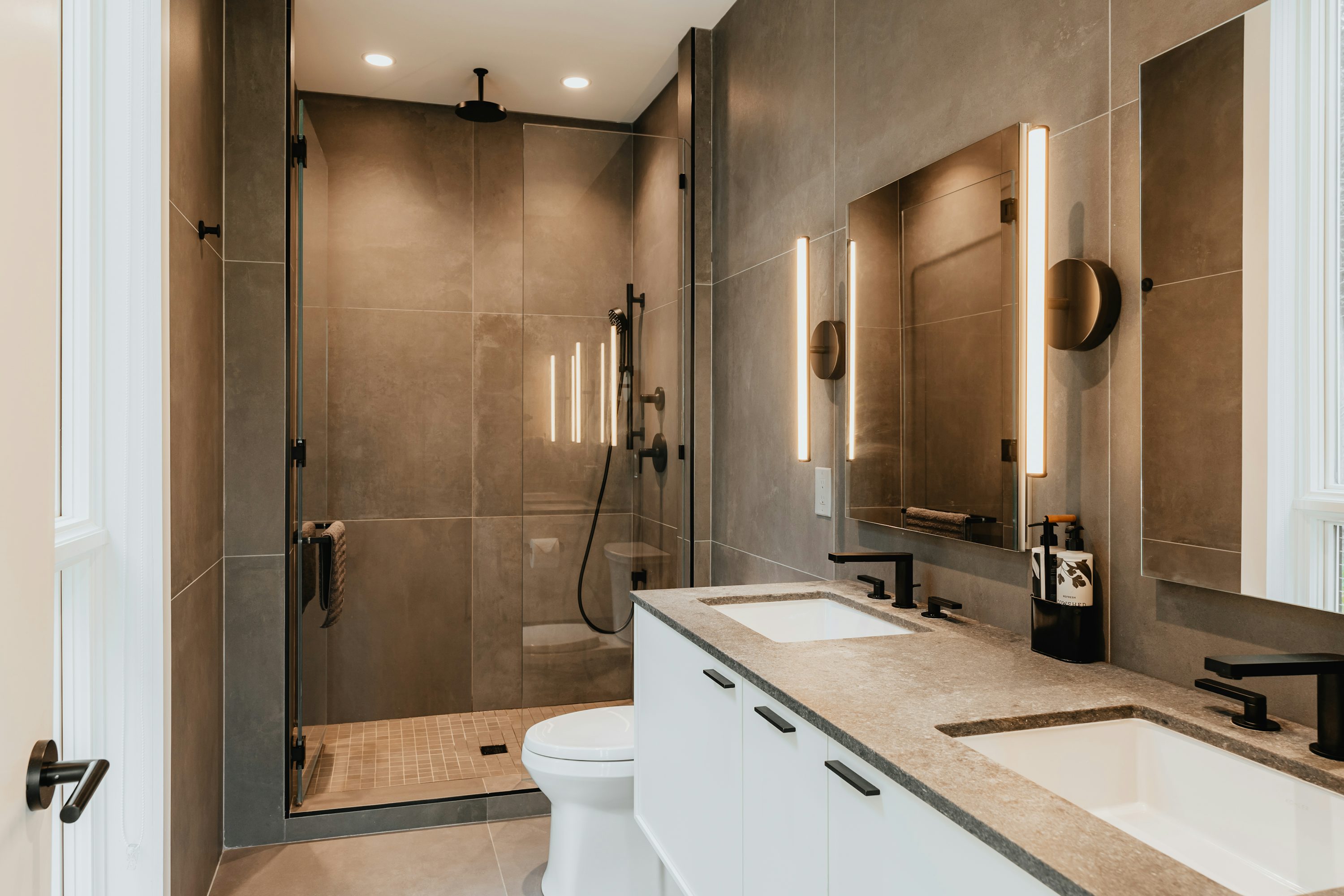 Salle de bain contemporaine, éclairée naturellement