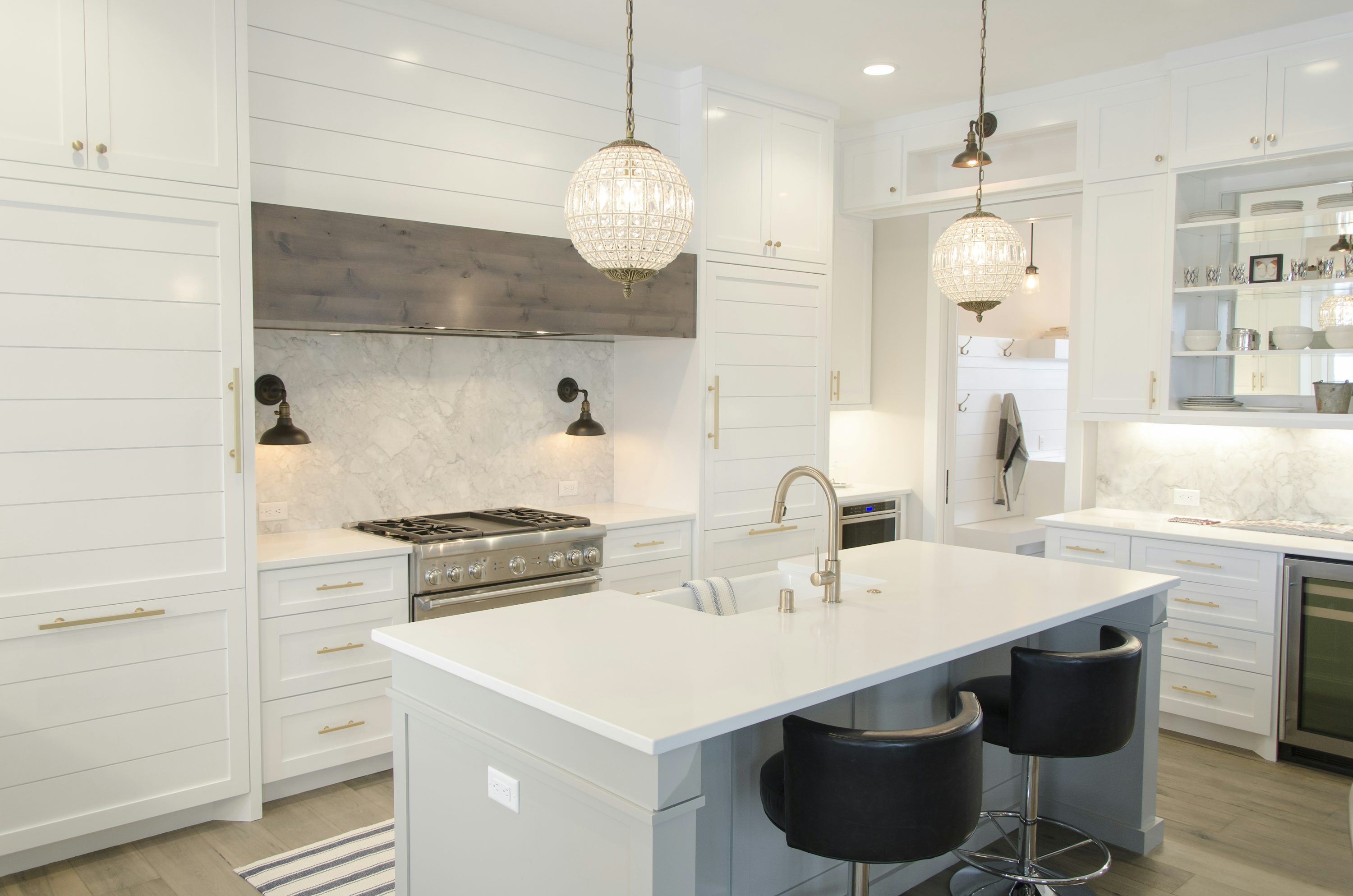 Cuisine contemporaine lumineuse aux lignes épurées