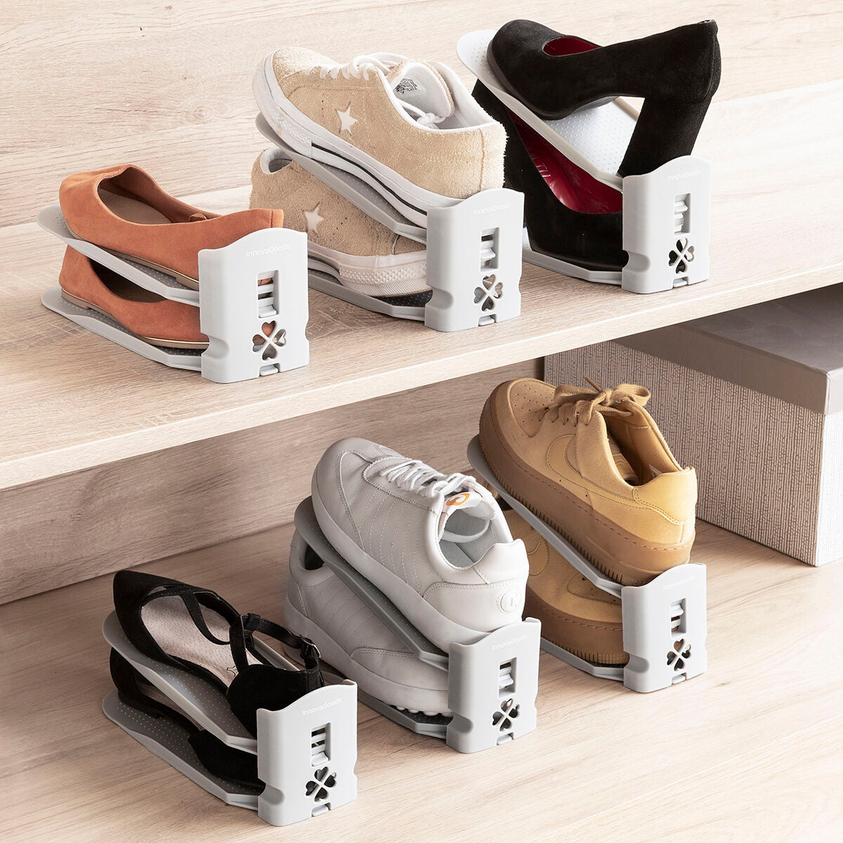 Six supports Sholzzer gris organisant des paires de chaussures sur des étagères en bois