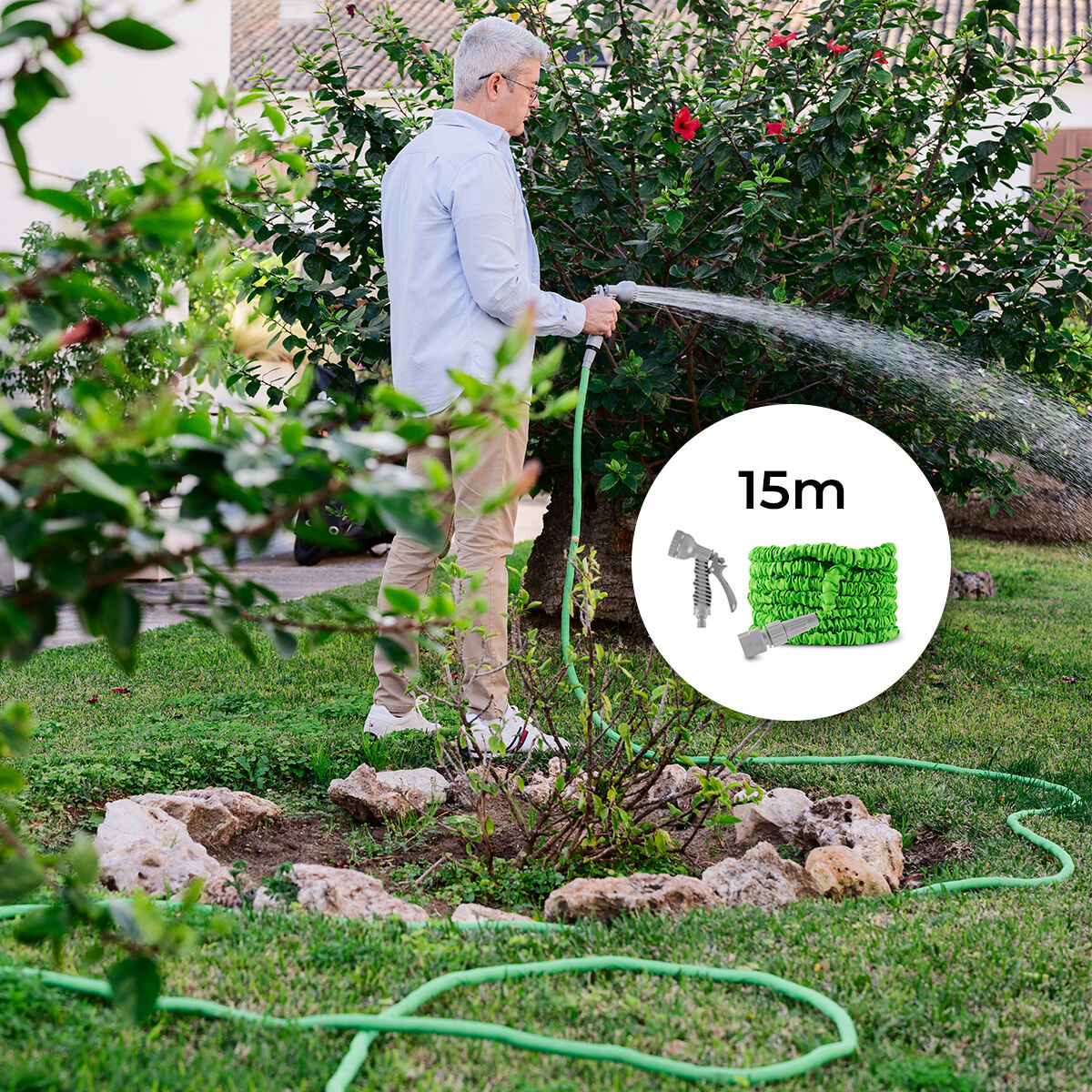 Tuyau Hoostend vert et gris utilisé pour arroser un jardin, avec une présentation du tuyau replié